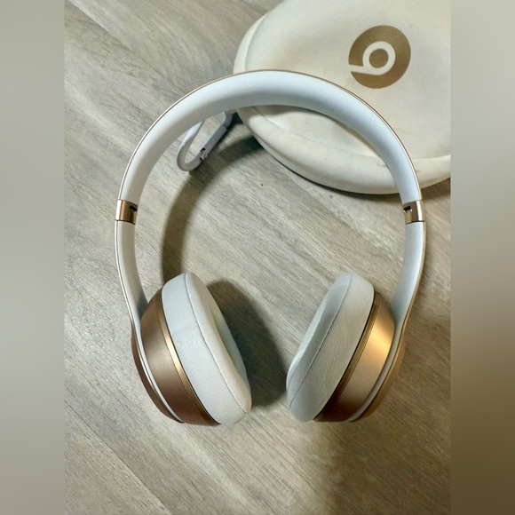 Beats by Dr. Dre Solo³ Wireless Headphones gold - Picture 15 of 16